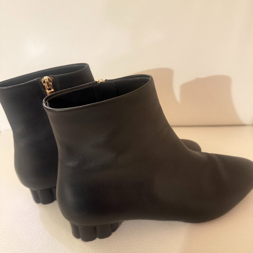 UNIQUE SALVATORE FERRAGAMO BLACK LEATHER BOOTIE BOOTS W GEOMETRIC HEELS 10 B